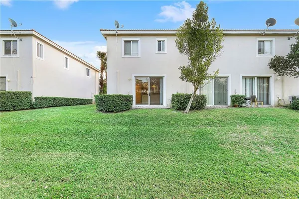 a view of a house with backyard and garden
