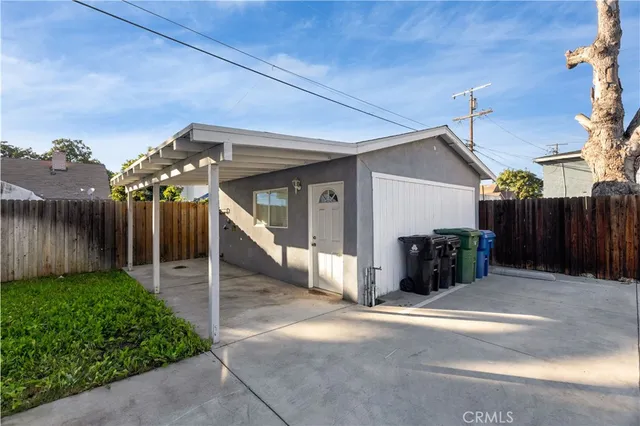 a view of a house with backyard and deck