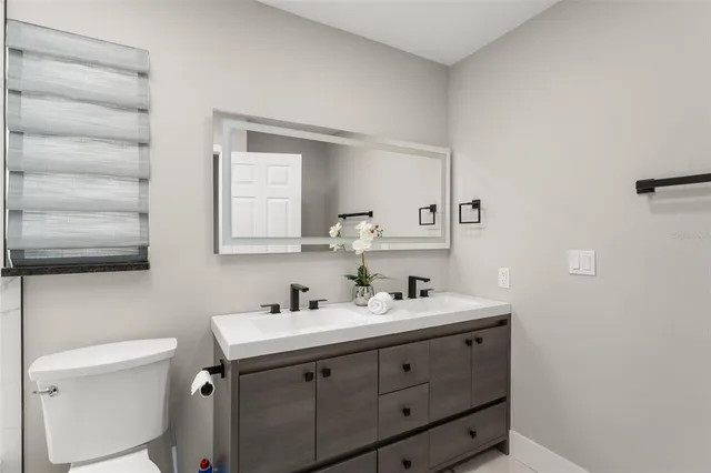 a view of a house with backyard