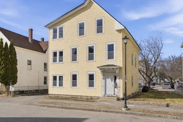 $2,200 | 254 Auburn Street, Unit 1, Manchester, NH 03103