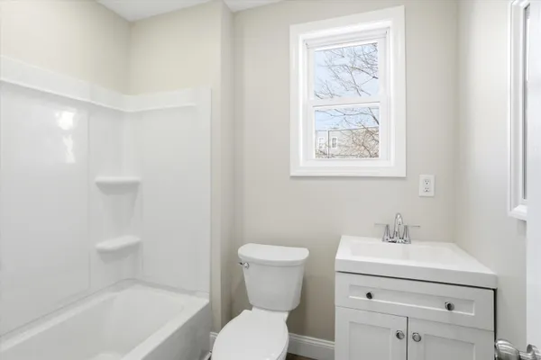 $2,200 | 254 Auburn Street, Unit 1, Manchester, NH 03103