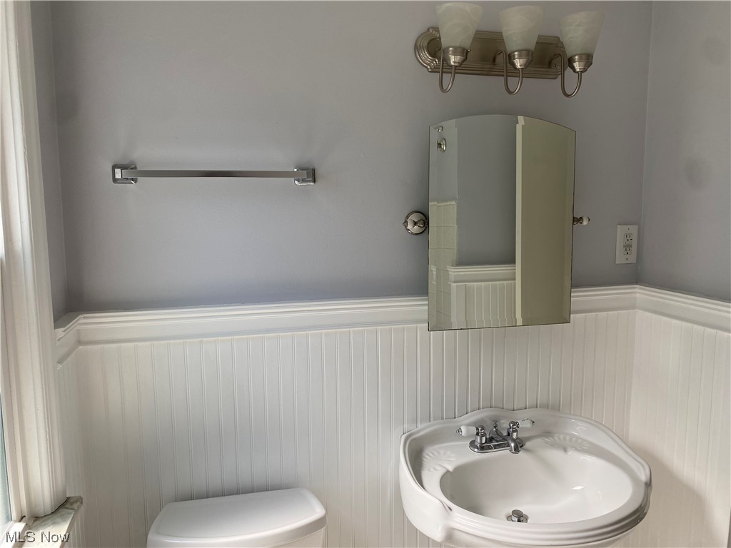 5680 Shawnee Road Cleveland, OH 44124 - Photo 11 of 21 Bathroom featuring washbasin and mirror