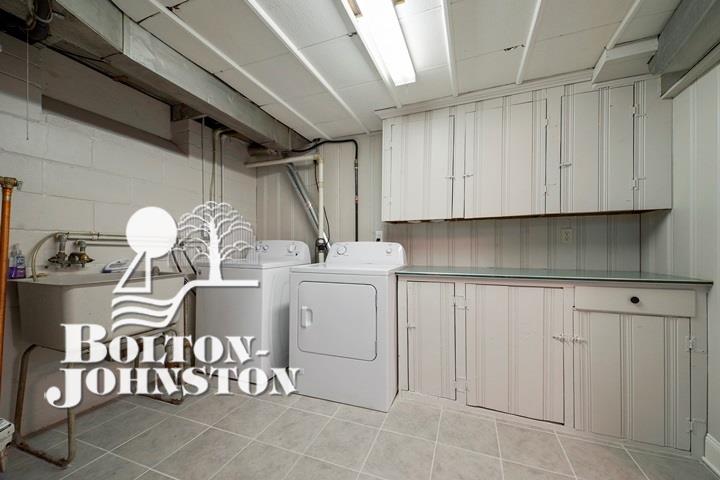 1675 Fairholme Road Grosse Pointe, MI 48236 - Photo 23 of 33 Laundry Room