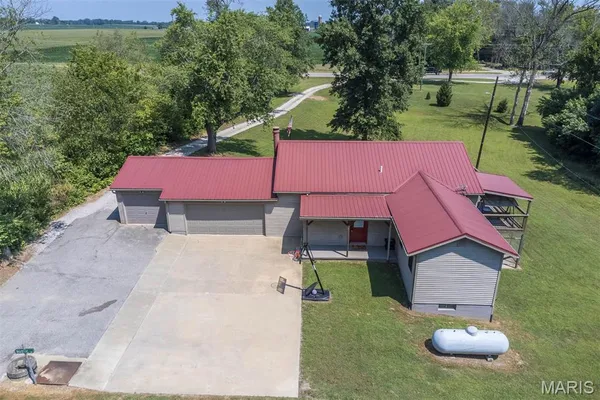 $390,000 | 1606 Rustic Lane, Troy, IL 62294