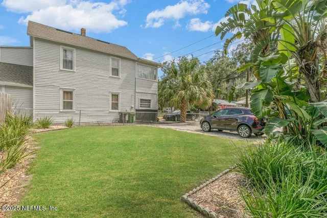 a view of a house with backyard