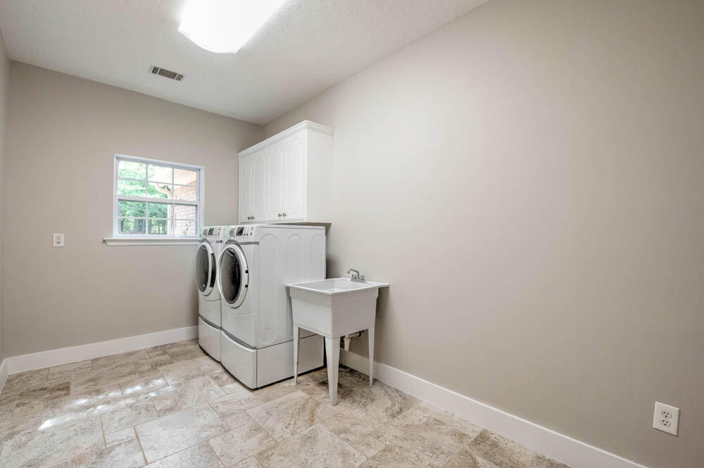 5424 Cemetery Road Grovetown, GA 30813 - Photo 35 of 59 Laundry room with utility sink!