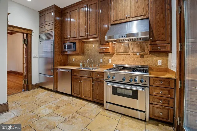 an empty room with wooden floor and cabinet