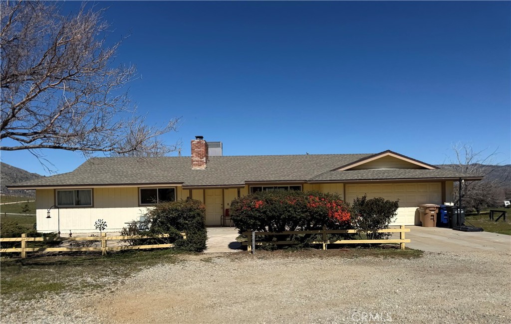 21258 Jeffery Road Tehachapi, CA 93561 - Photo 2 of 4 a front view of a house with patio