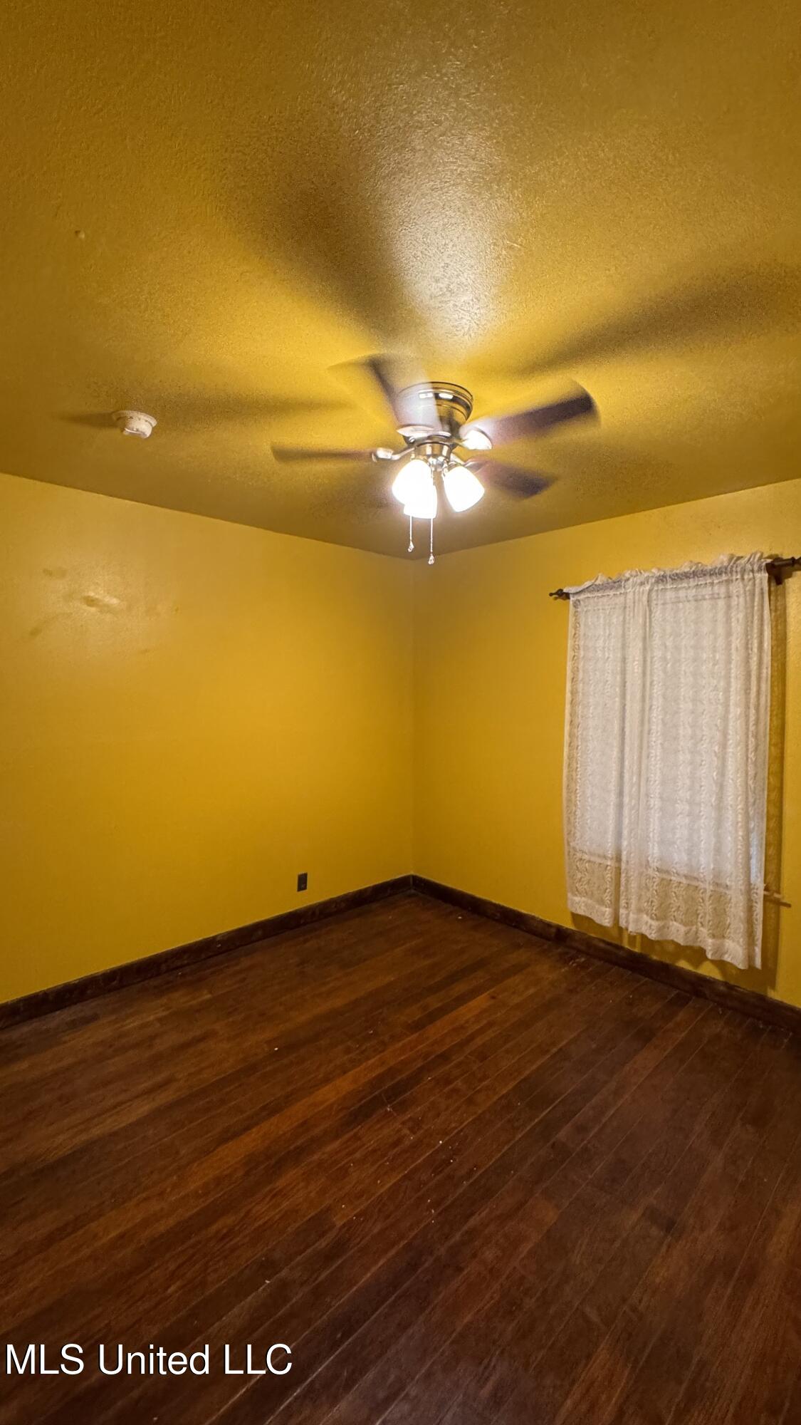204 Chickasaw Street Natchez, MS 39120 - Photo 13 of 15 Middle bedroom to left