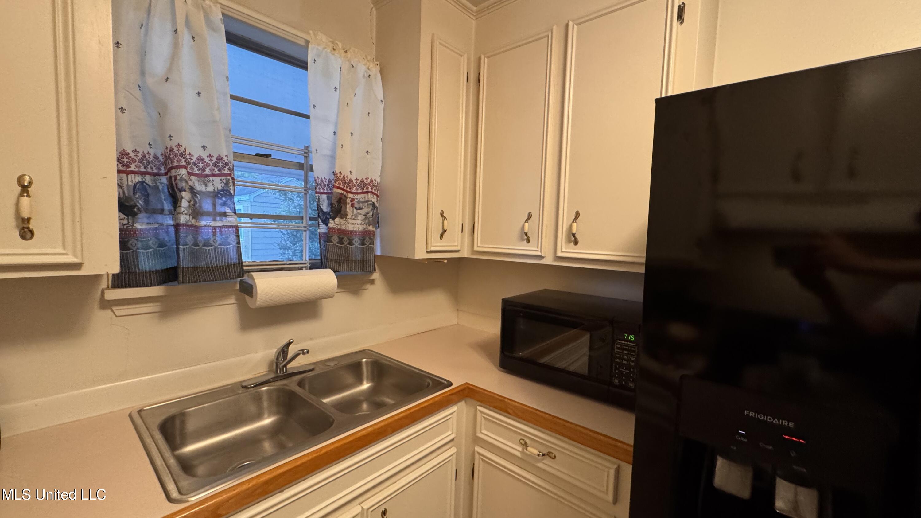 204 Chickasaw Street Natchez, MS 39120 - Photo 10 of 15 Kitchen right cab refrigerator