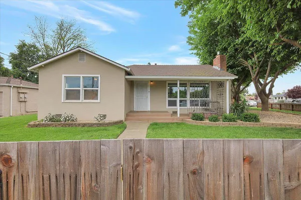 a view of a house with a yard and plants