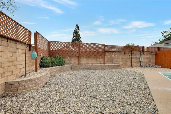 a view of a backyard