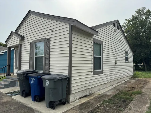 a view of a house with a backyard