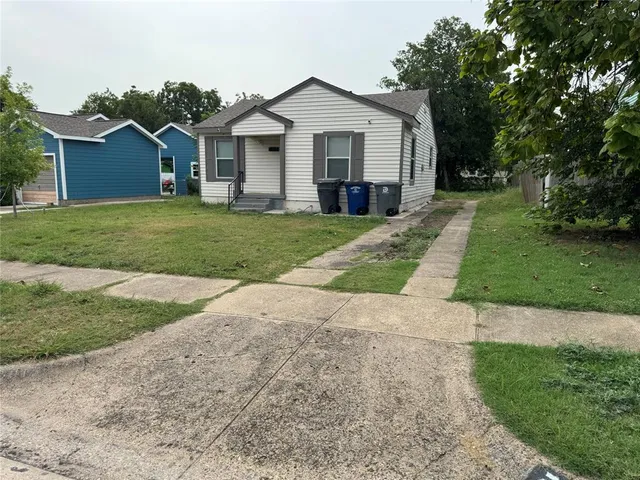 a view of house that has a yard