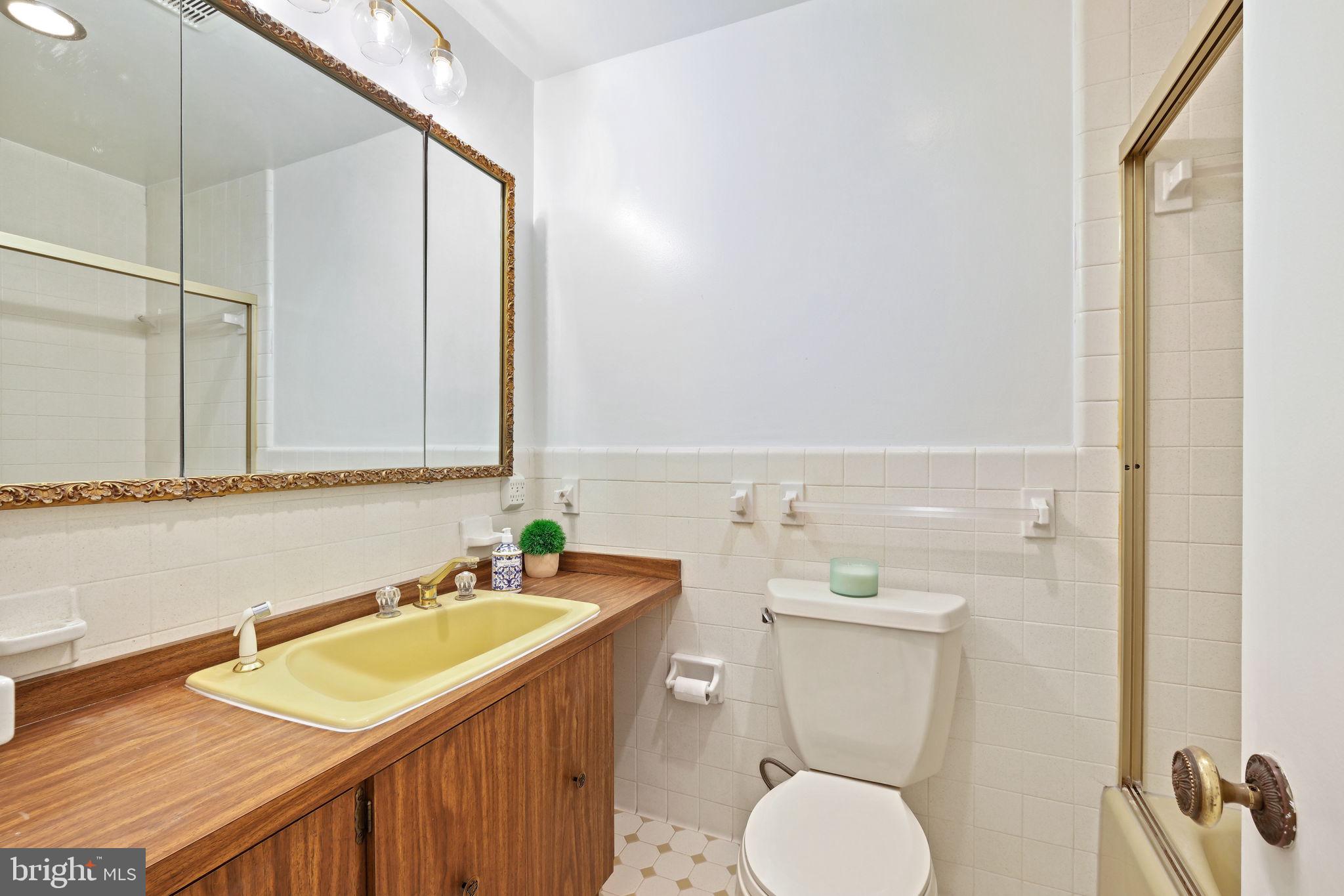 6204 Clearwood Road Bethesda, MD 20817 - Photo 38 of 63 Hall Bathroom