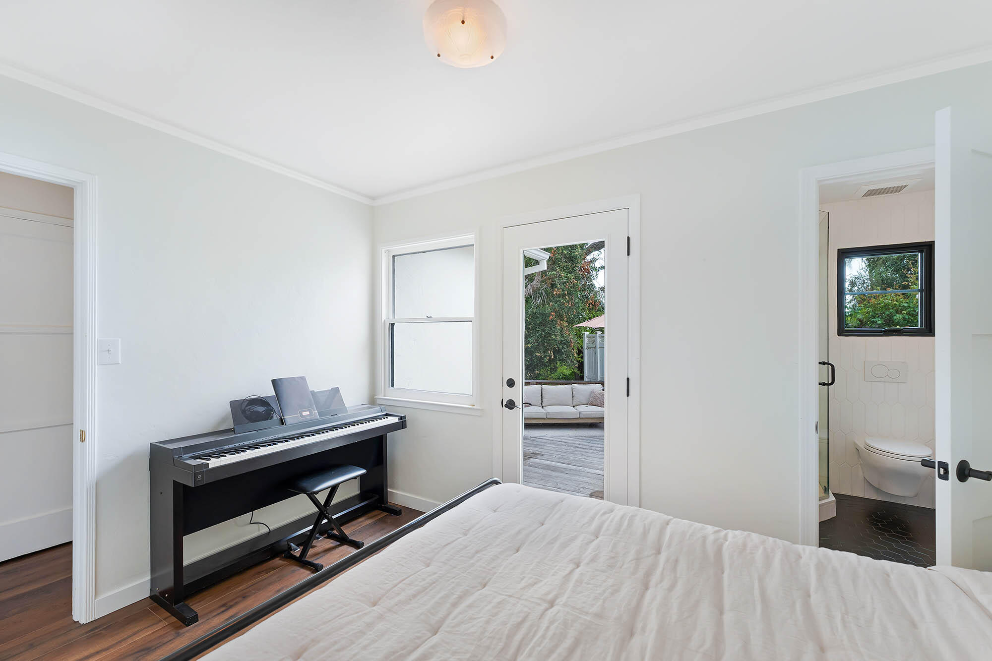 329 Arden Road Santa Barbara, CA 93105 - Photo 25 of 46 Bedroom with en suite bath - 329 Arden