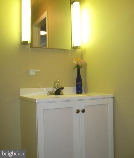 876 Hillside Avenue Edgewater, MD 21037 - Photo 12 of 20 Upstairs Half Bath