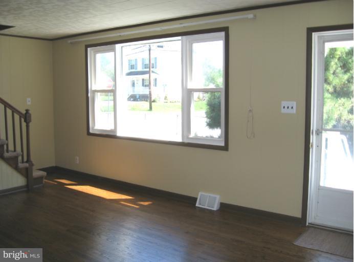 876 Hillside Avenue Edgewater, MD 21037 - Photo 3 of 20 Living Room