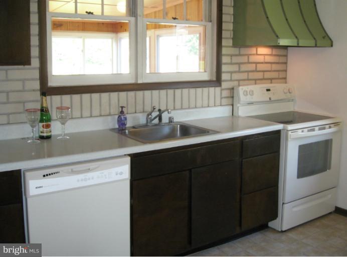 876 Hillside Avenue Edgewater, MD 21037 - Photo 4 of 20 Kitchen