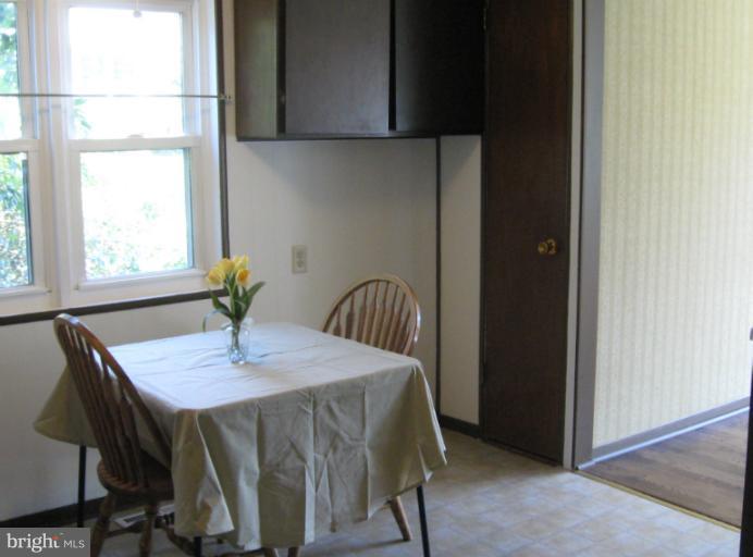 876 Hillside Avenue Edgewater, MD 21037 - Photo 5 of 20 Breakfast area in kitchen
