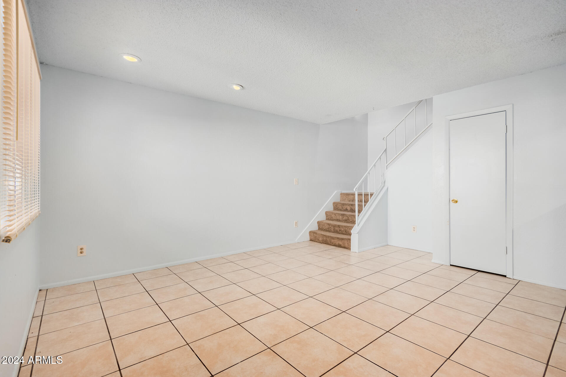 4425 East Riverside Street Phoenix, AZ 85040 - Photo 4 of 17 Living room