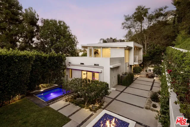 a view of a house with backyard