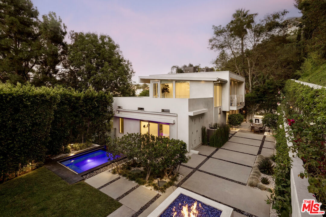 a view of a house with backyard