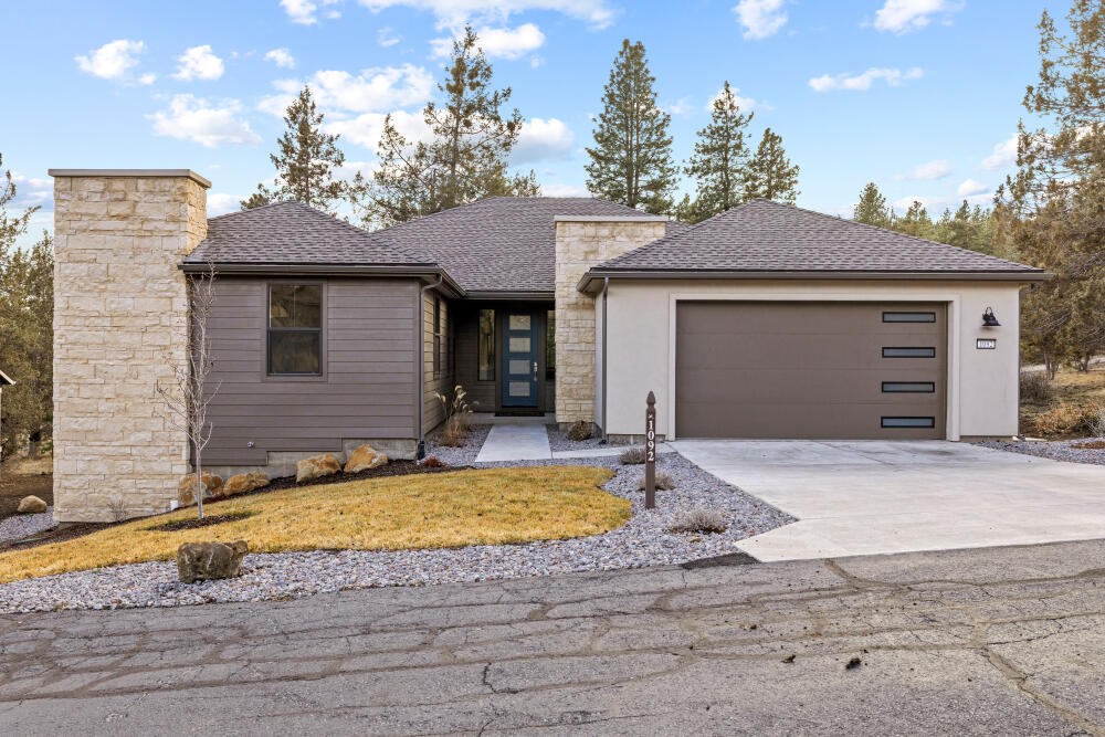 1092 Timber Ridge Loop Klamath Falls, OR 97601 - Photo 1 of 79