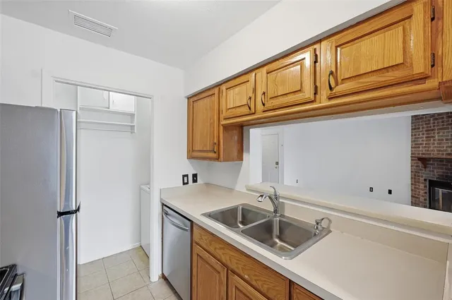 $1,200 | 1104 Riverchase Lane, Unit 203, Arlington, TX 76011