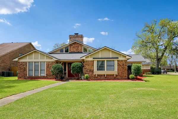 $299,000 | 315 Arrow Wood Street, Lake Jackson, TX 77566