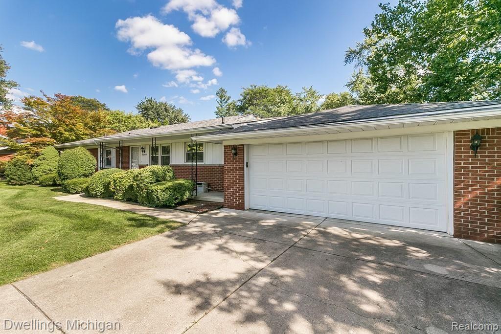 32205 Baintree Road Farmington, MI 48334 - Photo 2 of 33 Sprawling Ranch
