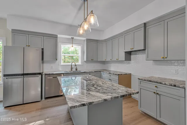 $1,189,000 | 313 Barnes Street, Emerald Isle, NC 28594