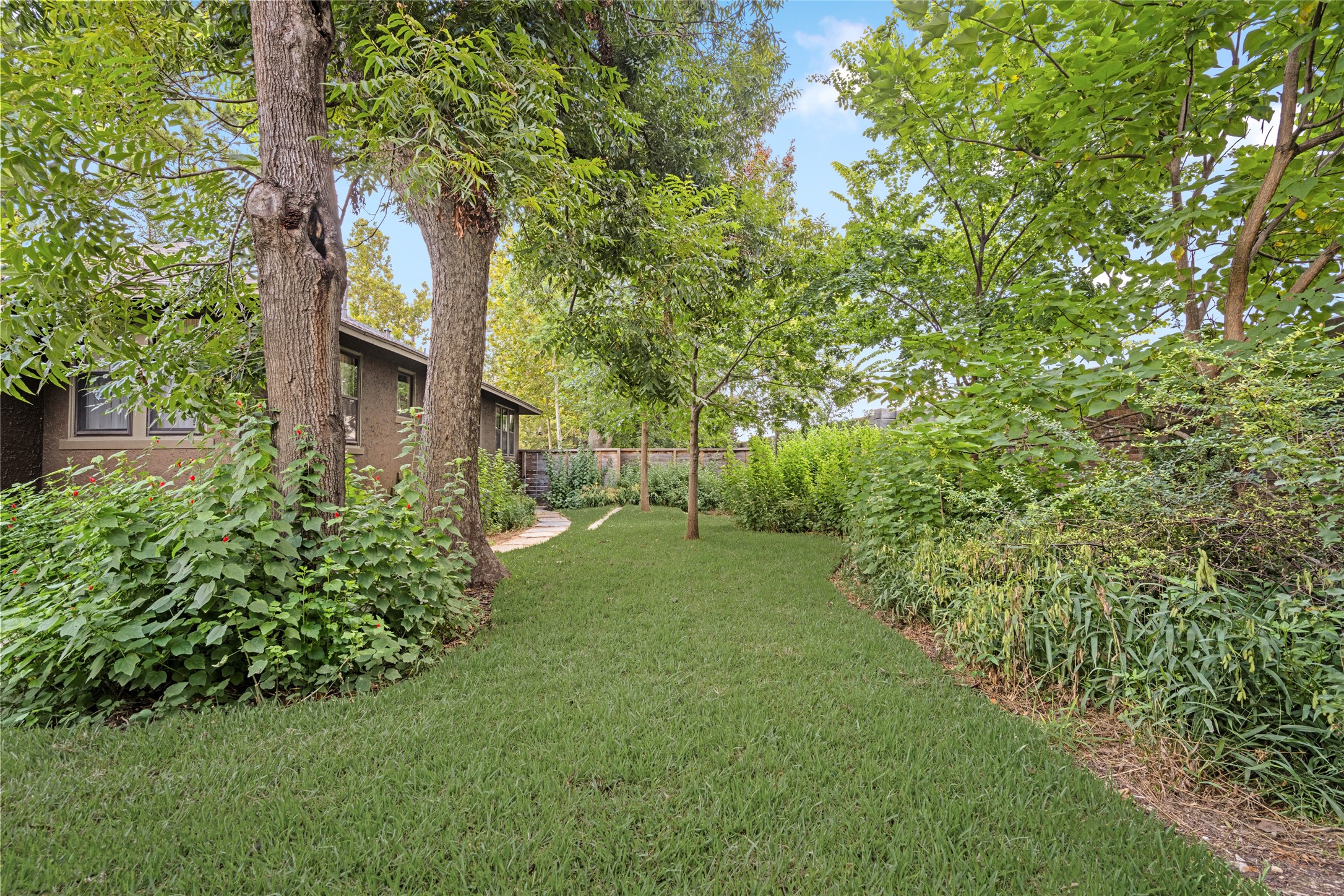 4502 Stanford Street Houston, TX 77006 - Photo 37 of 39 a view of a back yard