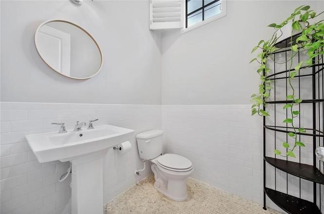 602 Knox Street Houston, TX 77007 - Photo 15 of 26 Half Bath on 2nd Floor