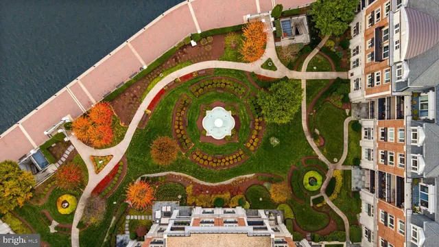 a view of a fountain in front of a building