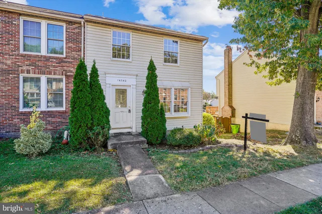 a picture of floor with white walls