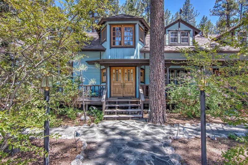 35290 Butterfly Peak Road Mountain Center, CA 92561 - Photo 23 of 68 a front view of a house with garden