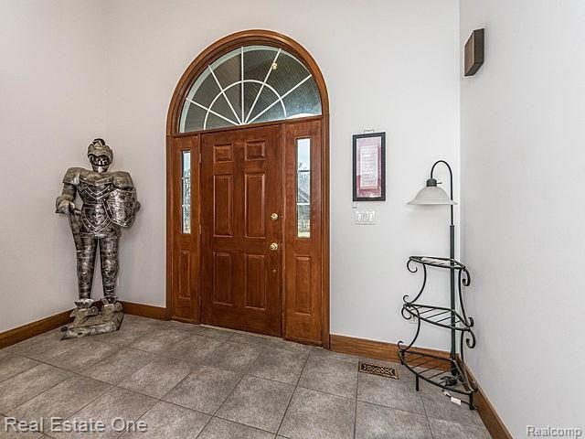 2111 Lone Tree Road Milford, MI 48380 - Photo 18 of 56 19_1.jpg