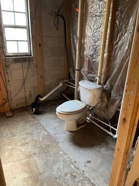 15720 Northeast 150 Terrace Fort McCoy, FL 32134 - Photo 4 of 11 a bathroom with a toilet and a shower