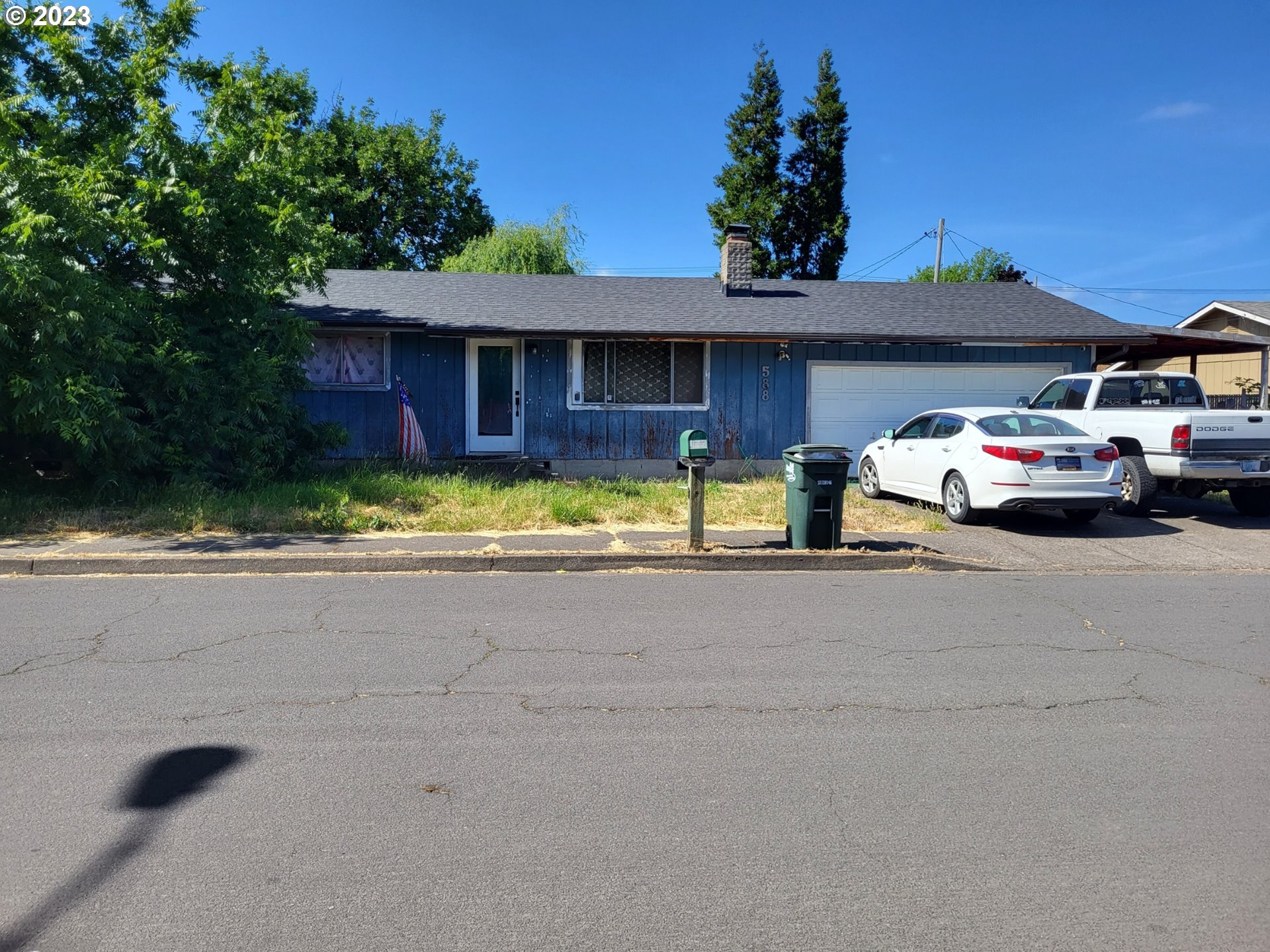 588 37th Street Springfield, OR 97478 - Photo 3 of 18 a view of couple of cars parked in parking lot