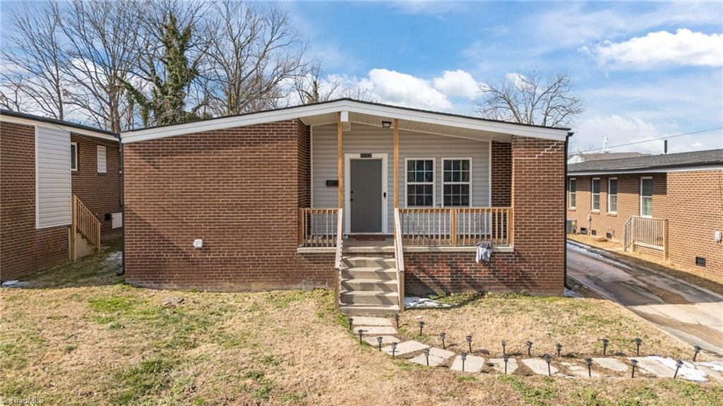 Front view of the duplex at 513 Saunders Place!