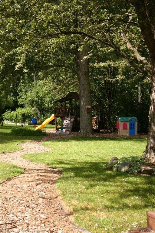 3660 Alida Avenue Rochester, MI 48309 - Photo 22 of 24 Park-like backyard.jpg