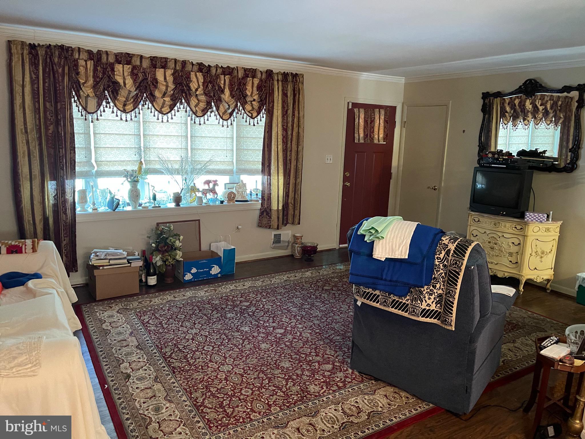 12815 Glynis Road Clinton, MD 20735 - Photo 6 of 39 Living Room