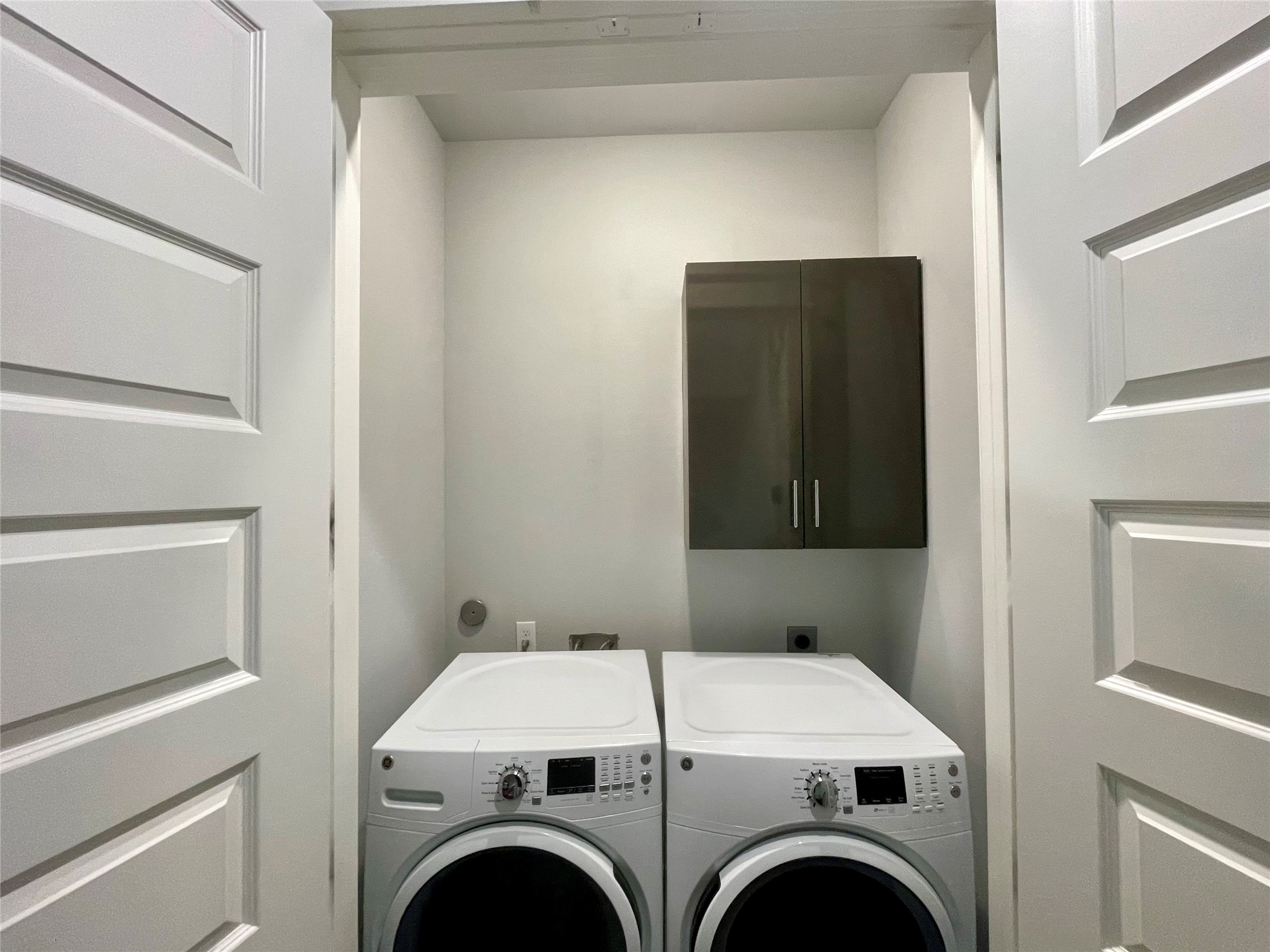 808 Fisher Street, Unit A Houston, TX 77018 - Photo 17 of 33 a utility room with dryer and washer