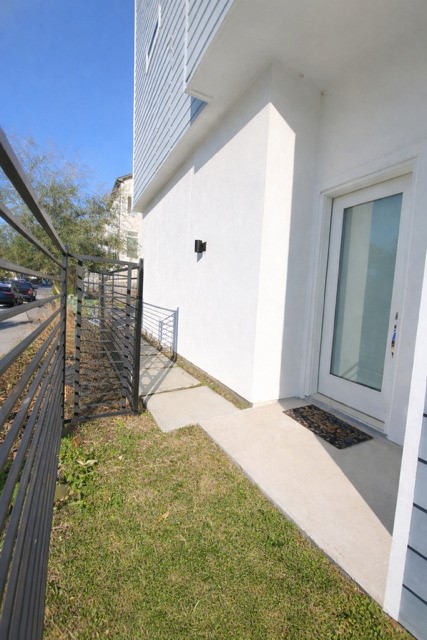 808 Fisher Street, Unit A Houston, TX 77018 - Photo 2 of 33 Side Yard to Front Door