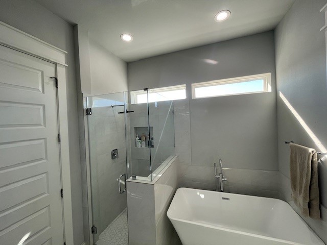 808 Fisher Street, Unit A Houston, TX 77018 - Photo 23 of 33 a bathroom with a bathtub and shower