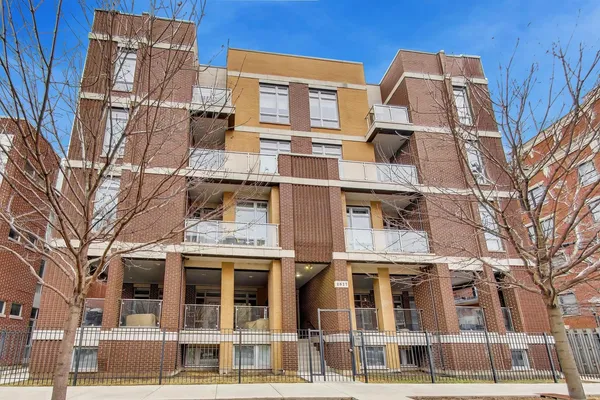 $4,200 | 2817 North Oakley Avenue, Unit 2N, Chicago, IL 60618