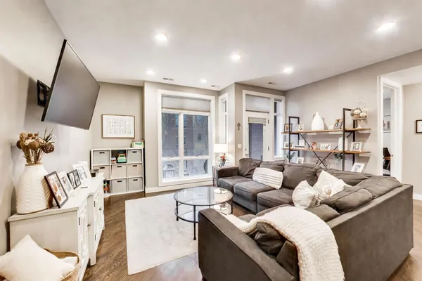 $4,200 | 2817 North Oakley Avenue, Unit 2N, Chicago, IL 60618