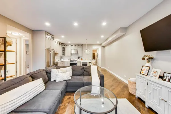 $4,200 | 2817 North Oakley Avenue, Unit 2N, Chicago, IL 60618
