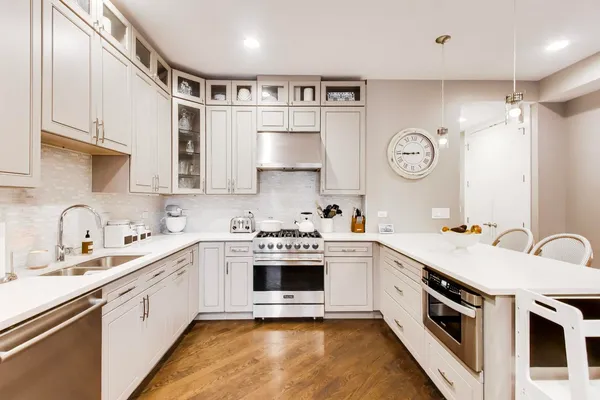 $4,200 | 2817 North Oakley Avenue, Unit 2N, Chicago, IL 60618